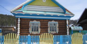 Buntes russisches Dorfhaus