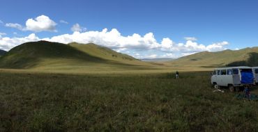 Pause in der mongolischen Steppe mit Aussicht