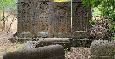 Kreuzsteine im Dorfgarten