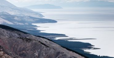 Mongolei - bergige Küste am Huvsgul See