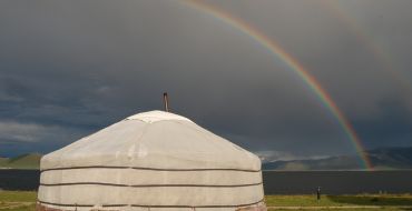 Zentrale Mongolei, Regenbogen über Jurte