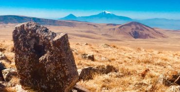 Alter Grabstein im Geghama